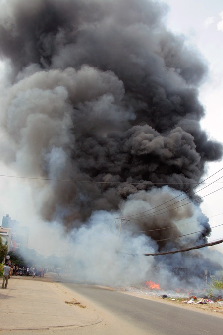 Hiện trường vụ đốt rác thiêu rụi 300 xe máy - 3 Khói đen bao trùm cả khu vực