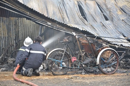 Đám cháy lan rộng vào bên trong