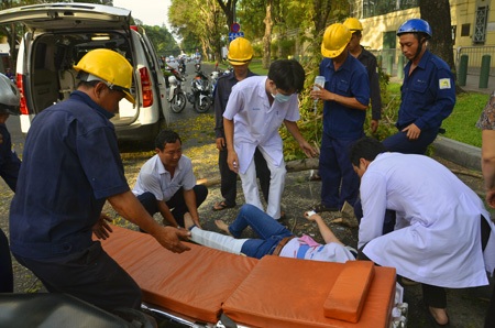 Các bác sĩ sơ cứu tại chỗ cho chị Thủy
