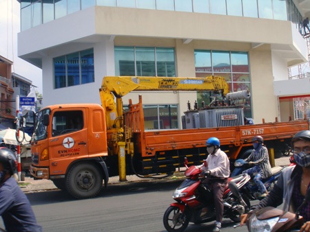 Nhiều người ngã vì nhớt từ xe tải chảy xuống đường - 2 Chiếc xe tải làm chảy nhớt xuống đường bị người dân yêu cầu dừng lại gần hiện trường