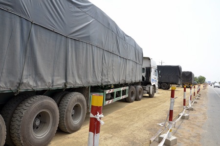 Nhiều xe vẫn cố chấp chờ cơ hội vượt trạm