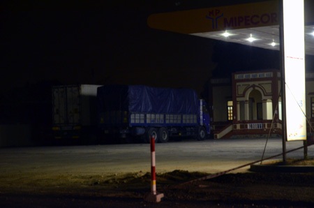 Đổi phương án xử xe quá tải, bắt giữ hàng chục xe - 2 Nhiều xe quá tải núp tại các cây xăng, ven đường rạng sáng 24/4 để chờ cơ hội vượt trạm