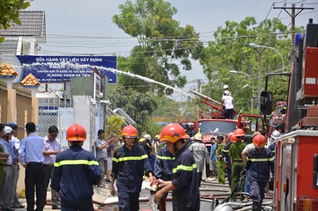 Các chiến sĩ đang nỗ lực phun nước làm mát chiếc xe bồn