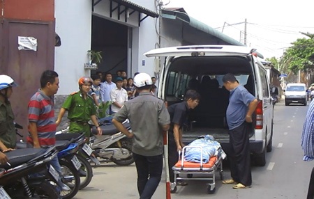 Nổ lớn tại xưởng sản xuất nước đá, 1 người chết - 3 Thi thể nạn nhân được chuyển đi