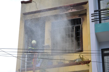 3 vụ cháy trong ngày nắng nóng - 3 Lực lượng chữa cháy đang phun nước dập lửa