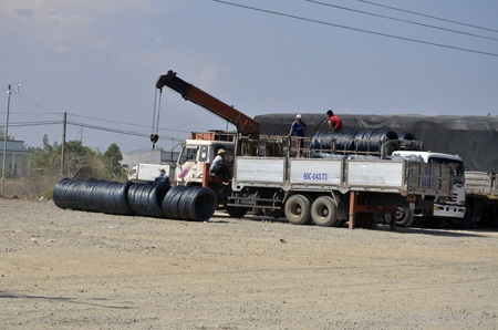 Bình Thuận: Trạm cân xe bớt căng thẳng - 3 Một chiếc xe hạ tải gần trạm cân trước khi qua trạm