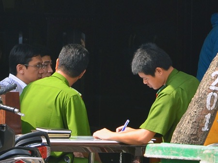 Khám nghiệm hiện trường vụ cháy làm chết 2 vợ chồng - 3 Ghi lời khai các nhân chứng