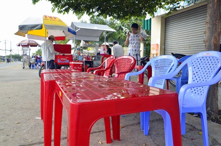 Vụ cháy 300 xe gắn máy: Nhiều người nghèo mất “cần cầu cơm” - 3 Toàn bộ số bàn ghế, xe đẩy vừa được bà Võ Thị Bao sắm lại để tiếp tục công việc mưu sinh