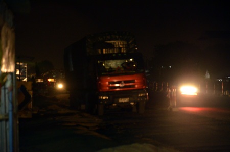 Nhiều xe quá tải núp tại các cây xăng, ven đường rạng sáng 24/4 để chờ cơ hội vượt trạm