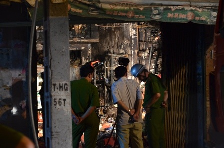 Lực lượng chữa cháy kiểm tra bên trong ngôi nhà