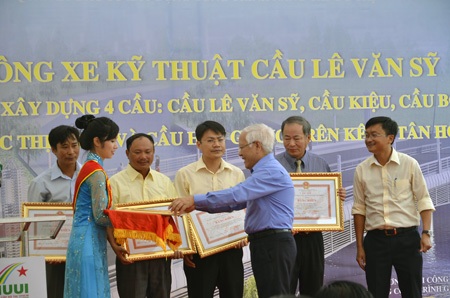 TPHCM: Thông xe kỹ thuật cầu Lê Văn Sỹ - 3 Chủ tịch UBND TPHCM Lê Hoàng Quân tặng bằng khen cho đơn vị thi công