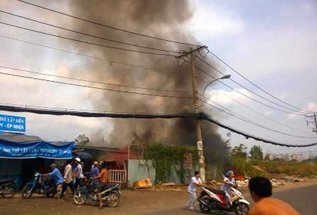 Nhiều người dân xông vào cứu xe