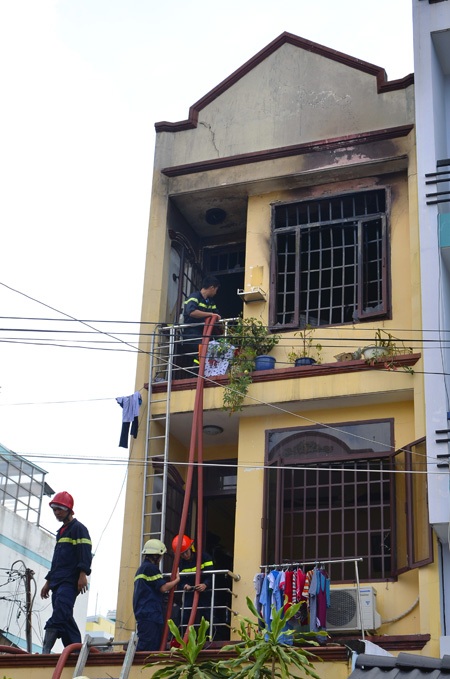 Lực lượng chữa cháy đang phun nước dập lửa