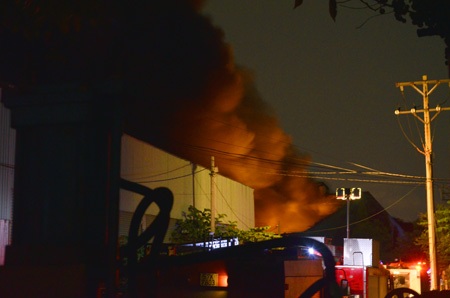 Vụ cháy gây ra hàng chục tiếng nổ lớn khiến người dân trong khu vực lo sợ