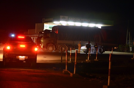 Đổi phương án xử xe quá tải, bắt giữ hàng chục xe - 4 Tổ công tác tiến hành chặn xe quá tải lưu thông trên quốc lộ