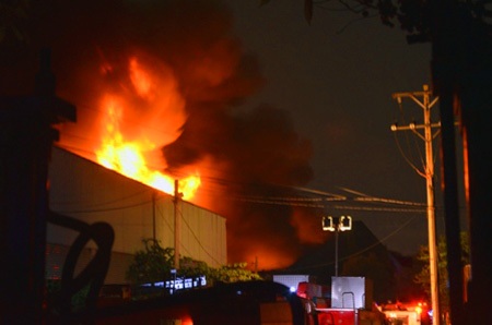 Hàng chục tiếng nổ lớn phát ra từ nhà xưởng