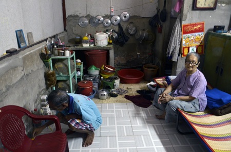 Vụ cháy 300 xe gắn máy: Nhiều người nghèo mất “cần cầu cơm” - 4 2 mẹ con ông Hoàng trong căn phòng trọ