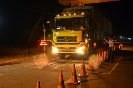 Đổi phương án xử xe quá tải, bắt giữ hàng chục xe - 5 Một chiếc xe quá tải được đưa vào trạm cân