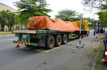 Đưa xe cân hiện đại vào xử lý xe quá tải - 6 Việc cân xe sẽ diễn ra rất nhanh chóng, nếu không quá tải tài xế sẽ được tiếp tục hành trình.