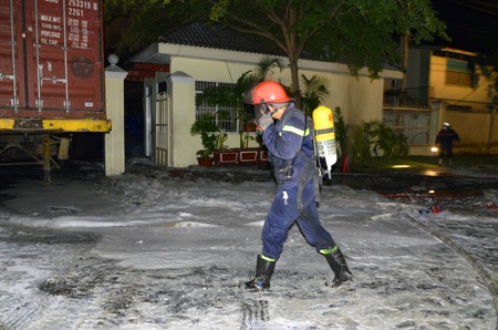 Suốt đêm dập lửa tại công ty hóa chất, 15 lính cứu hỏa bị thương - 6 Đeo mặt nạ, bình dưỡng khí để tiếp cận bên trong