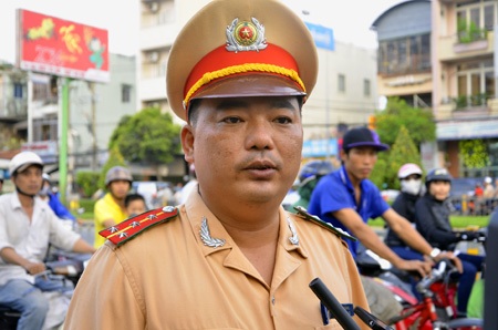 CSGT kiểm tra giấy tờ tài xế xe buýt vi phạm