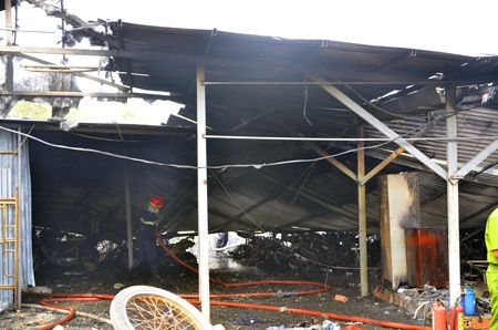 Hiện trường vụ đốt rác thiêu rụi 300 xe máy - 6 14 xe chữa cháy và 80 cán bộ chiến sĩ của quận 1, 8 tham gia chữa cháy