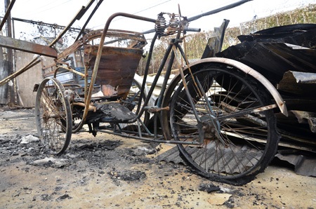 Vụ cháy 300 xe gắn máy: Nhiều người nghèo mất “cần cầu cơm” - 5 Chiếc xe xích lô của ông hoàng nay chỉ còn trơ khung sắt