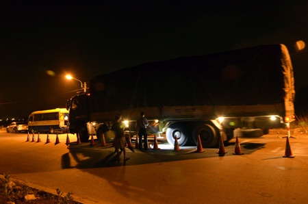 Đổi phương án xử xe quá tải, bắt giữ hàng chục xe - 6 Chiếc xe này quá tải đến gần 200%