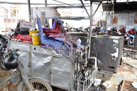 Vụ cháy 300 xe gắn máy: Nhiều người nghèo mất “cần cầu cơm” - 6 Bàn ghế, xe đẩy của những lao động nghèo gửi tại bãi xe đã bị cháy rụi