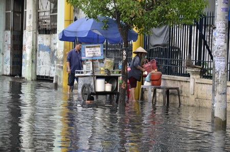 Mưa trái mùa, đường phố Sài Gòn ngập lênh láng - 6 Các hoạt động kinh doanh, buôn bán bị ảnh hưởng do đường ngập