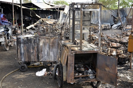 Vụ cháy 300 xe gắn máy: Nhiều người nghèo mất “cần cầu cơm” - 7 Bàn ghế, xe đẩy của những lao động nghèo gửi tại bãi xe đã bị cháy rụi