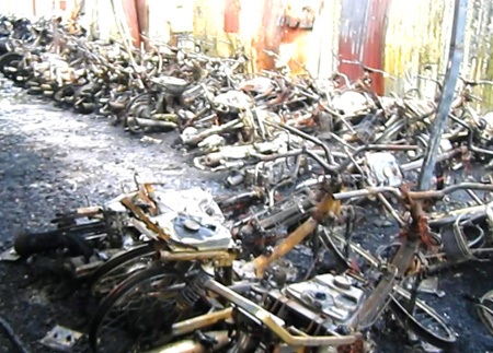Hai trẻ bị bỏ rơi và chuyện cả làng đòi xử mẹ kế độc ác - 7 Hơn 300 xe gắn máy các loại gửi tại đây bị cháy trơ khung