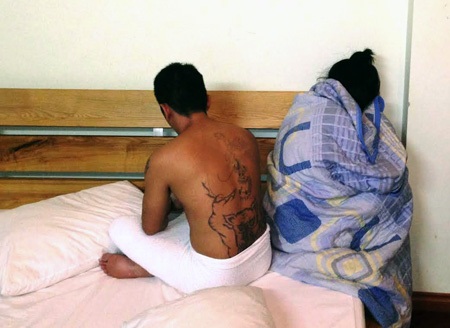 Đột kích nhà hàng thác loạn giữa trung tâm TP - 2 Đôi nam nữ mua bán dâm bị bắt quả tang tại khách sạn Hồng Loan