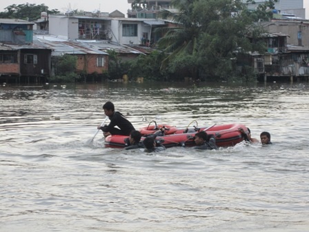 Lực lượng Cứu nạn Cứu hộ đang lặn tìm thi thể thanh niên nhảy kênh chết đuối