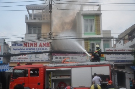 Lực lượng chức năng phải phá cửa để chữa cháy