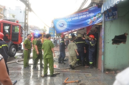 Lực lượng chức năng phải phá cửa để chữa cháy