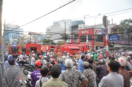 Hàng trăm người dân theo dõi vụ việc.