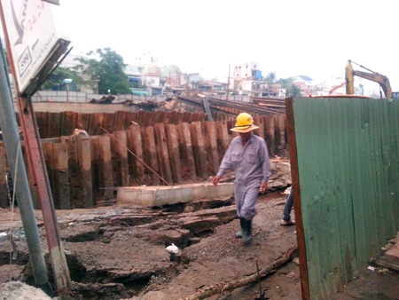 Công trình đang thi công bất ngờ sụt lún - 3 Các công nhân đang khắc phục sự cố