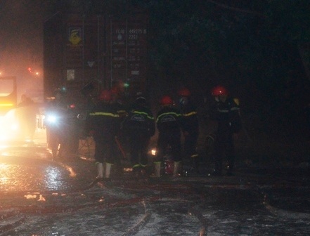 Hơn 200 lính cứu hỏa chiến đấu liên tục 9 tiếng mới khống chế được vụ cháy công ty hóa chất