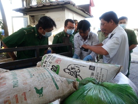 Lực lượng chức năng kiểm tra số thịt bẩn