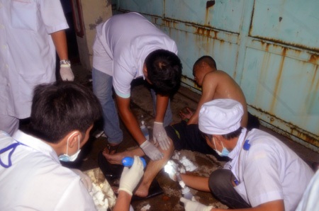 200 lính cứu hỏa vắt kiệt sức chữa cháy công ty hóa chất suốt đêm - 11 Nhiều chiến sĩ bị thương được sơ cứu tại hiện trường trước khi chuyển vào Bệnh viện Bình Chánh