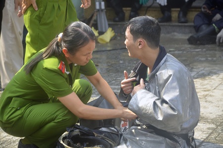 Bới đống tro tàn tìm nạn nhân thứ 2 vụ cháy tiệm tạp hóa - 12 Một chiến sĩ đuối sức trong lúc chữa cháy