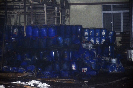 200 lính cứu hỏa vắt kiệt sức chữa cháy công ty hóa chất suốt đêm - 21 Nhiều thùng hóa chất đang cháy dỡ