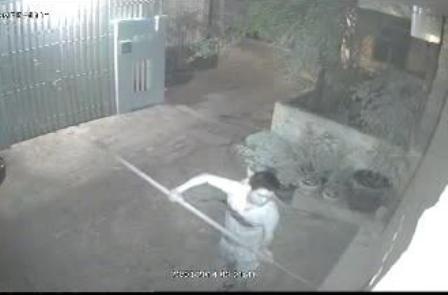 Trộm đột nhập nhà tiến sĩ tâm lý bị camera ghi hình - 1 Tên trộm dùng cây tre để lấy móc chìa khóa rồi đột nhập vào nhà