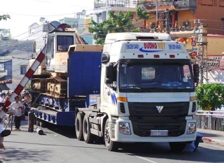 Xe quá khổ mắc kẹt trên cầu Tân Thuận - 1 Hiện trường xe đầu kéo làm gãy khung giới hạn chiều cao cầu Tân Thuận