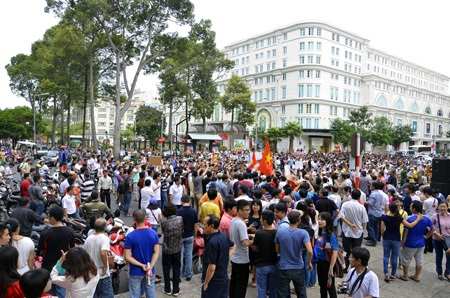 Người dân TPHCM tiếp tục diễu hành phản đối Trung Quốc - 2 Người dân TPHCM tiếp tục diễu hành phản đối Trung Quốc