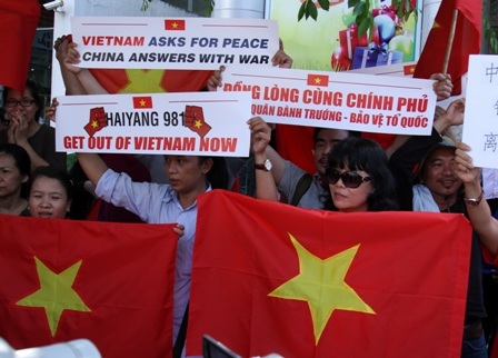 Người dân nắm tay nhay thể hiện lòng yêu nước