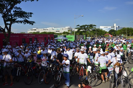 Tổng Lãnh sự Mỹ tại TPHCM đạp xe vì môi trường - 1 Hơn 500 người đã tham dự ngày hội đạp xe vì môi trường