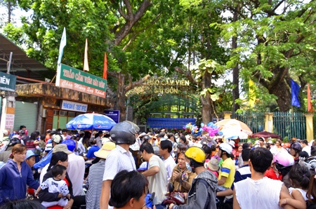 “Biển người” đổ về các khu vui chơi dịp lễ - 4 Biển người chen chân vào vui chơi ở Thảo Cầm Viên