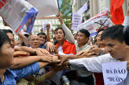 Người dân TPHCM tiếp tục diễu hành phản đối Trung Quốc - 5 Cùng nhau thể hiện sự đồng lòng